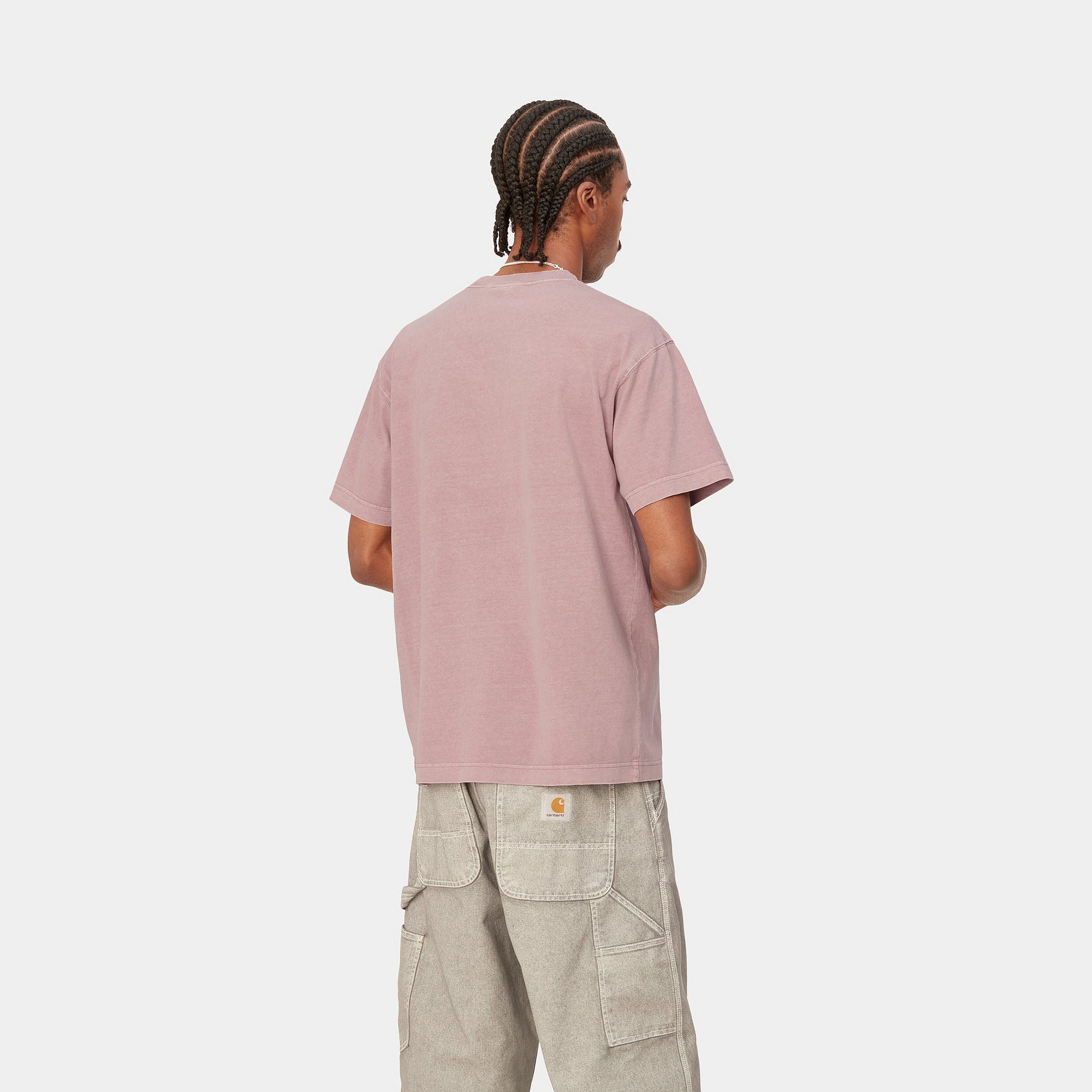 “Helles, leicht verwaschenes Rosa ("Glassy Pink") Carhartt WIP S/S Vista T-Shirt. Kurzärmliges Herren-T-Shirt aus schwerem Baumwolljersey. Kastenförmige, lockere Passform mit geripptem Rundhalsausschnitt und kleinem, farblich passendem Carhartt "C"-Logo auf der Brust. Lässiger Style mit angenehmer Textur.“