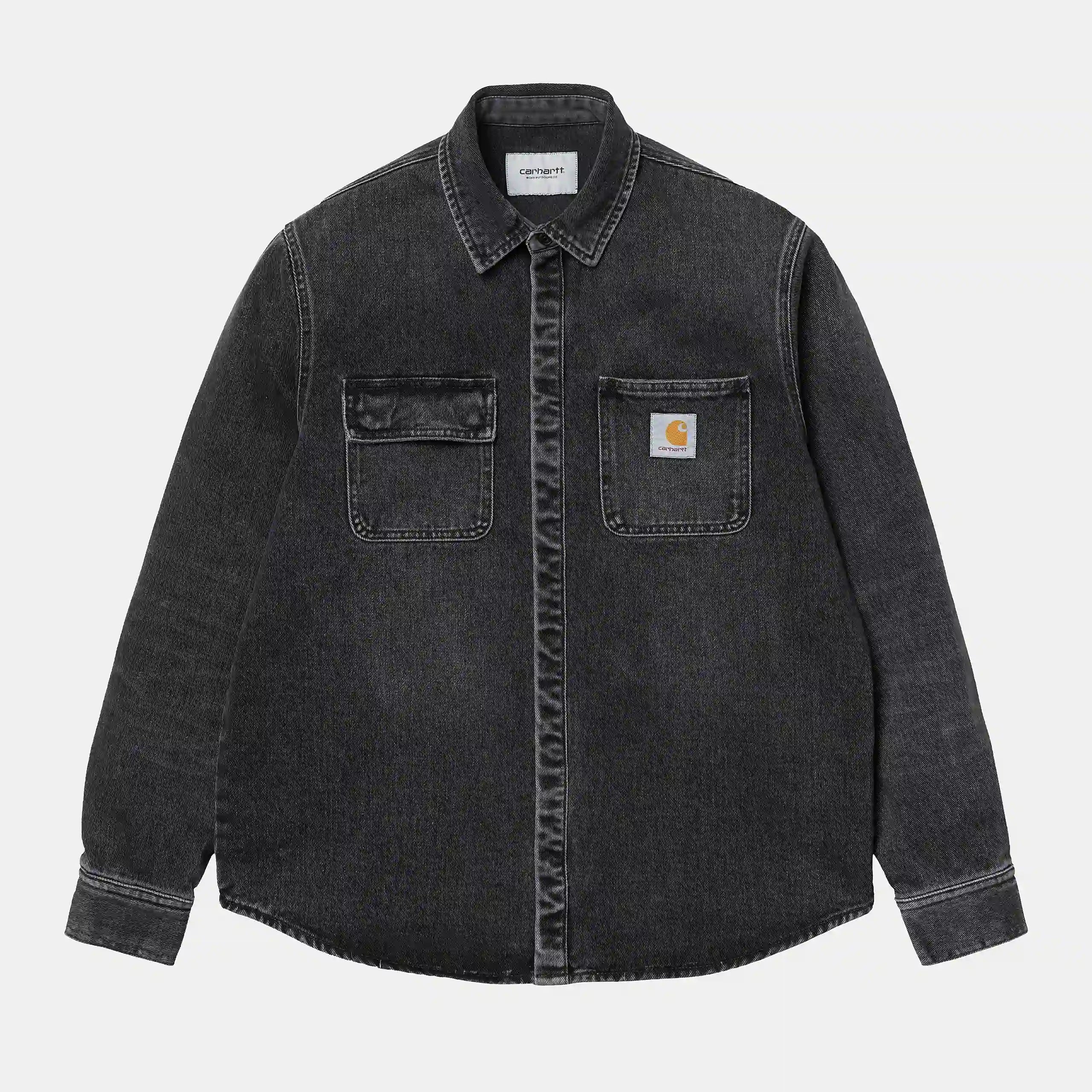 “Schwarze Carhartt WIP Salinac Shirt Jacket. Leichte Jacke aus robustem Baumwolldenim mit Knopfverschluss, zwei Brusttaschen und gewebtem Carhartt WIP Square Label.“