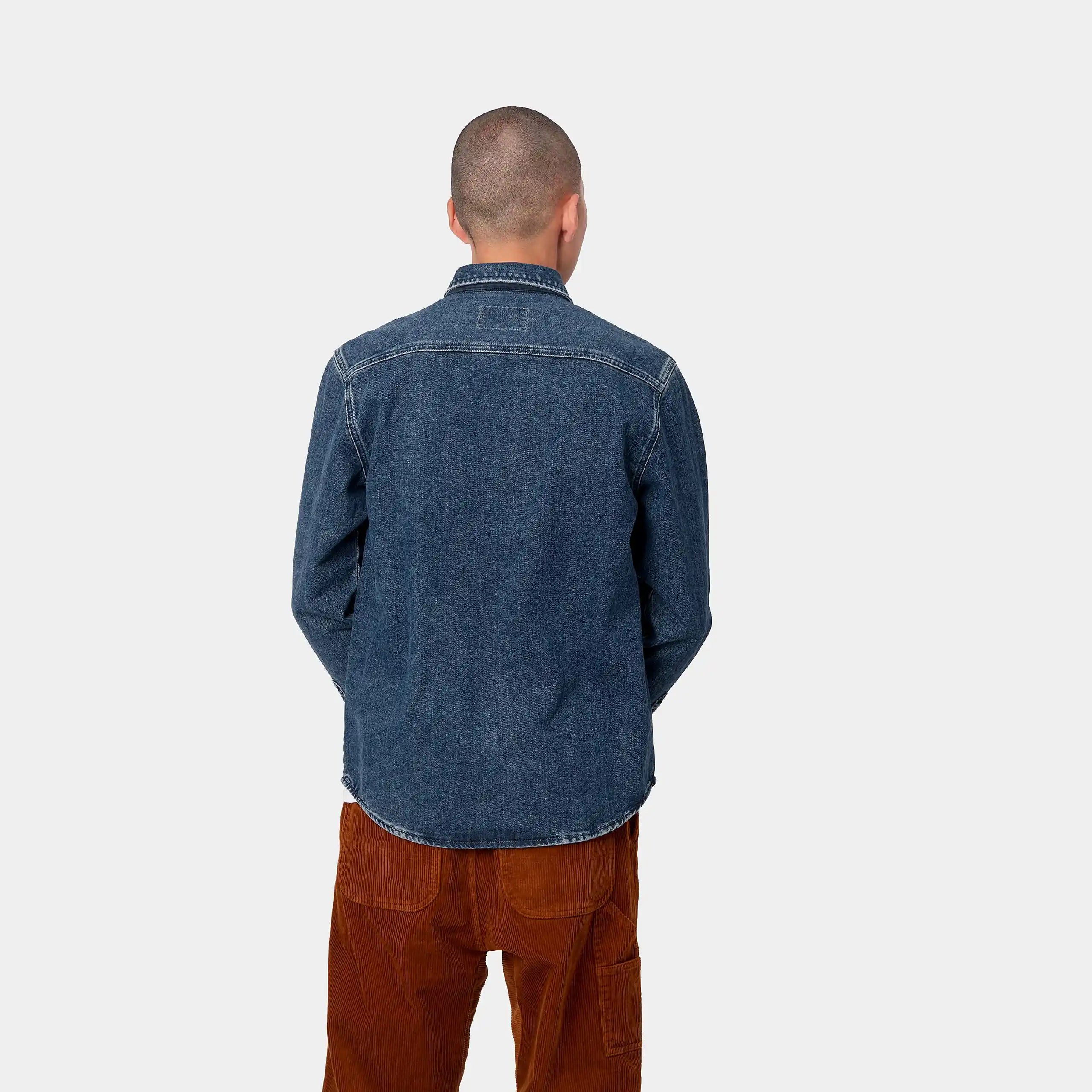 “Helles Denimblaues Carhartt WIP Salinac Shirt Jacket. Leichte Hemdjacke aus Baumwoll-Denim, mit Druckknopfverschluss, zwei Brusttaschen und gewebtem Carhartt Square Label.“