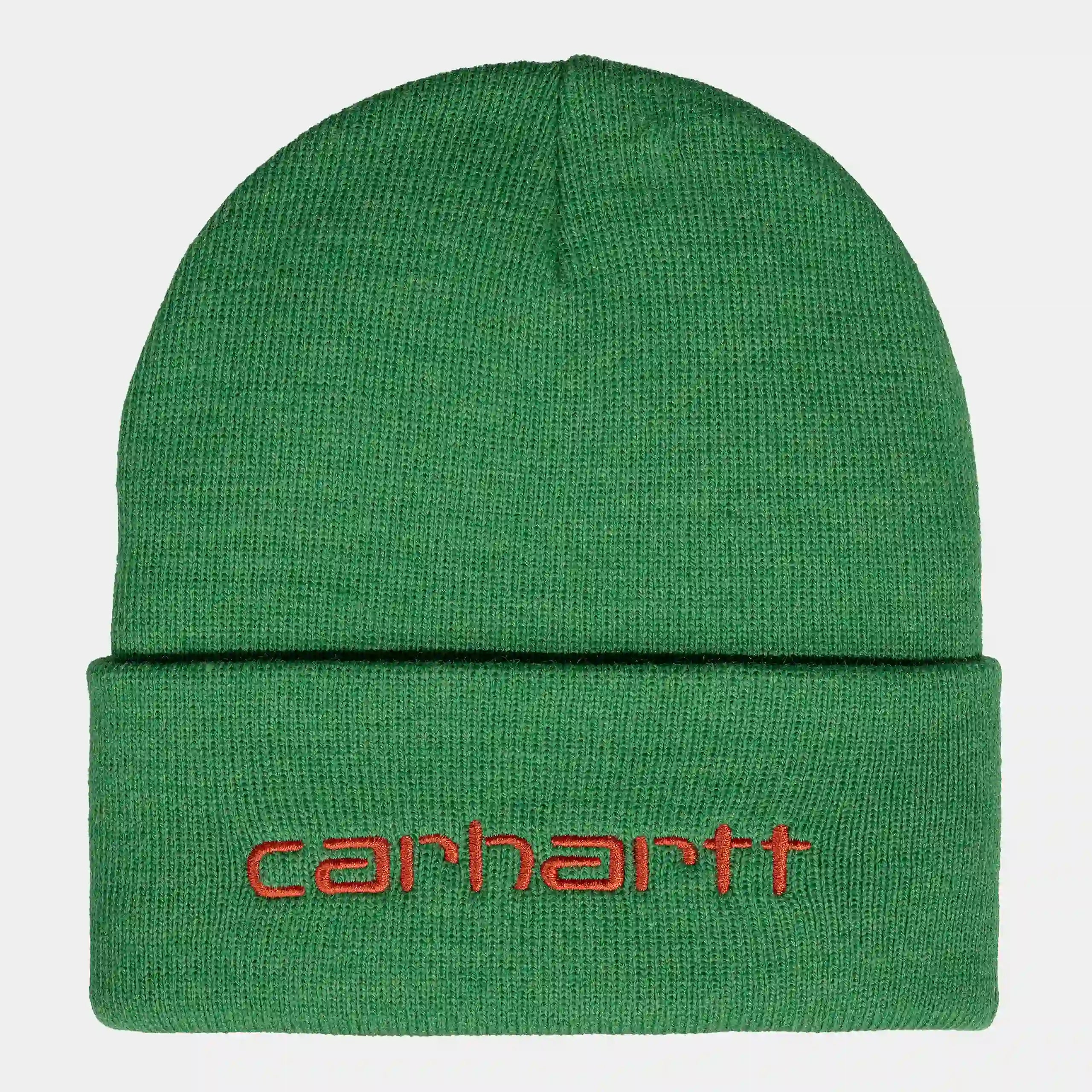 "Zweifarbige Carhartt WIP Strickmütze in Dunkelgrün und Rostrot. Umgeschlagener Saum mit gesticktem, geschwungenem Carhartt Schriftzug in Weiß."