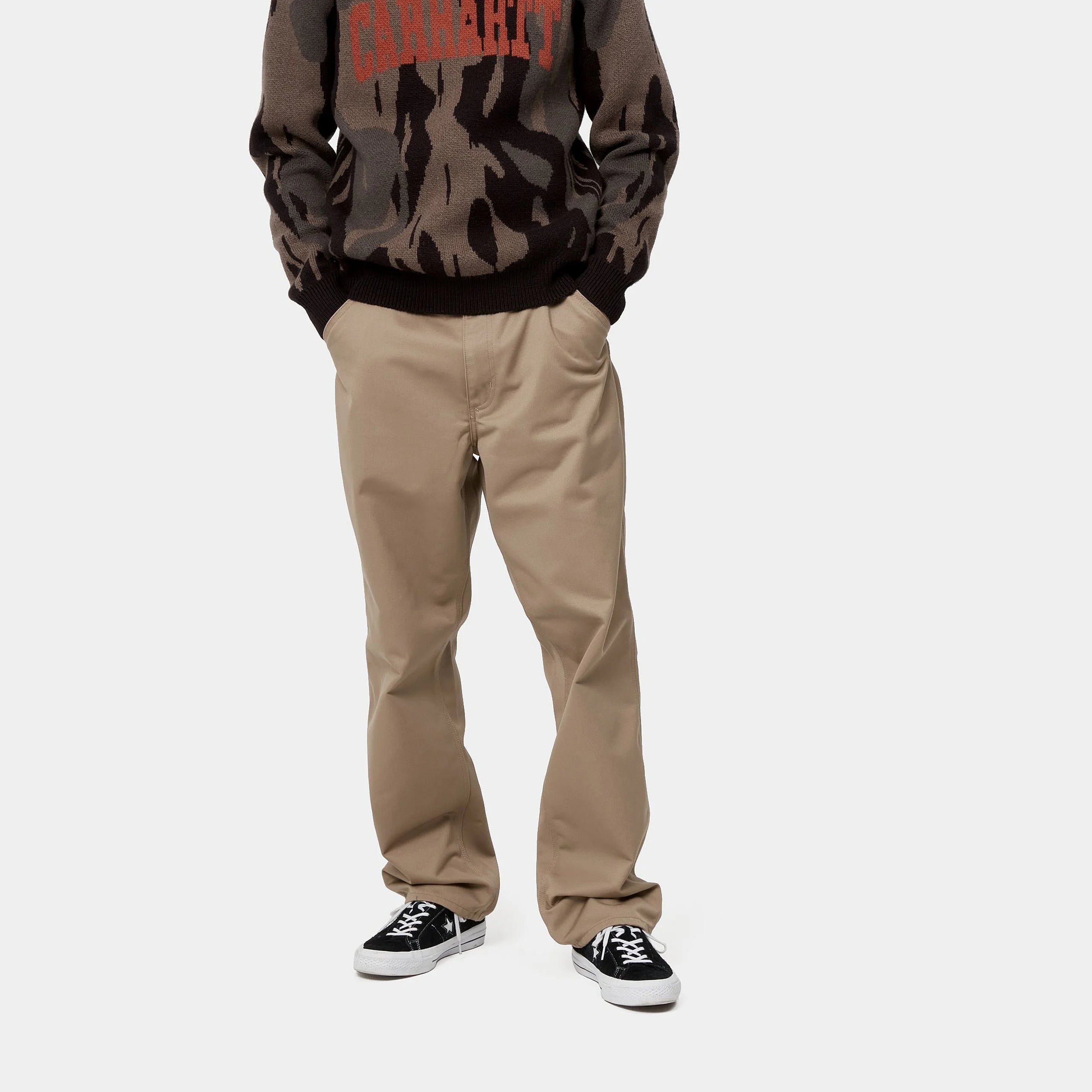 "Helle, gewaschene Chinohose in Khaki, im einfachen Carhartt WIP Stil. Gerades Bein, lockere Passform, dezentes Logo-Etikett an der Gesäßtasche."