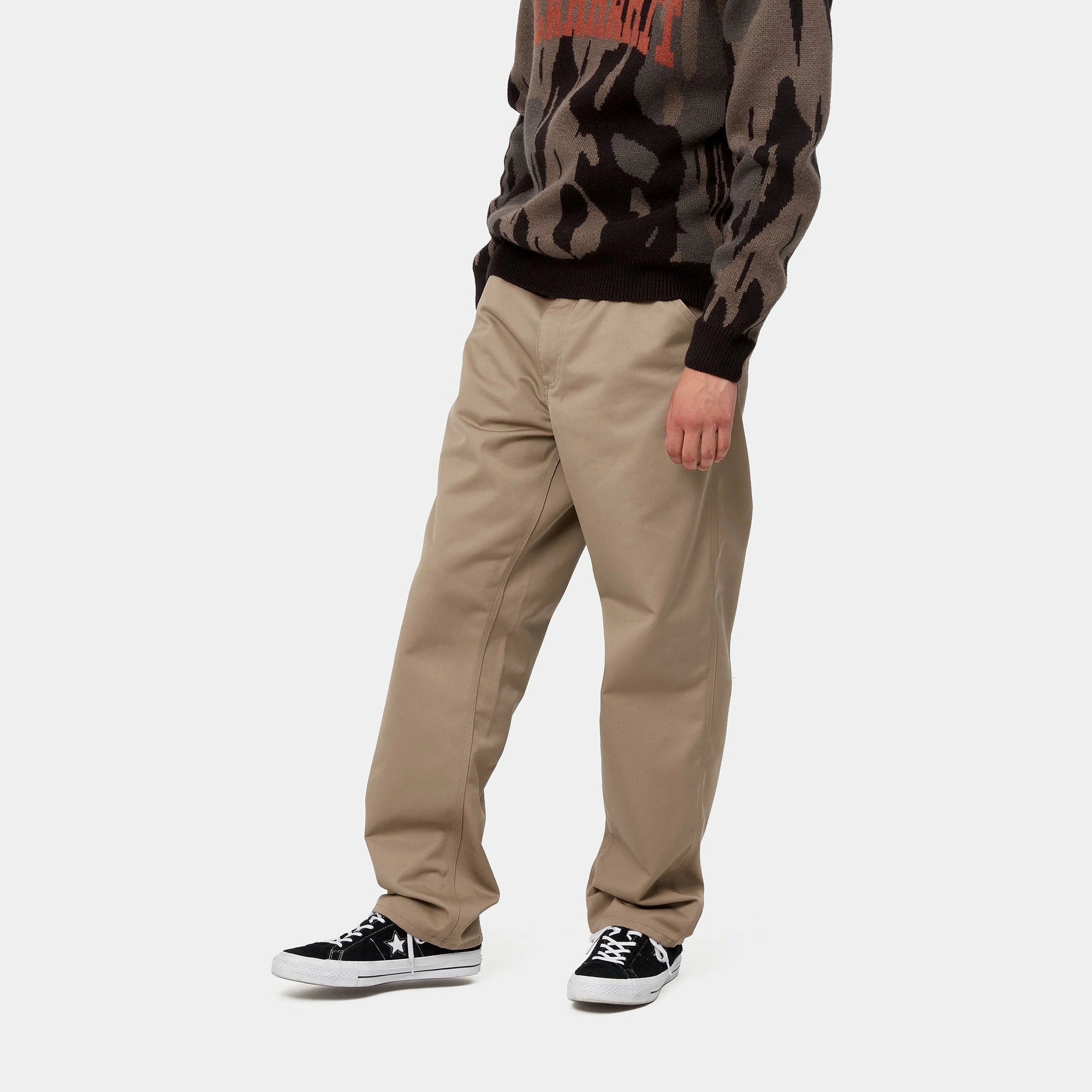 "Helle, gewaschene Chinohose in Khaki, im einfachen Carhartt WIP Stil. Gerades Bein, lockere Passform, dezentes Logo-Etikett an der Gesäßtasche."