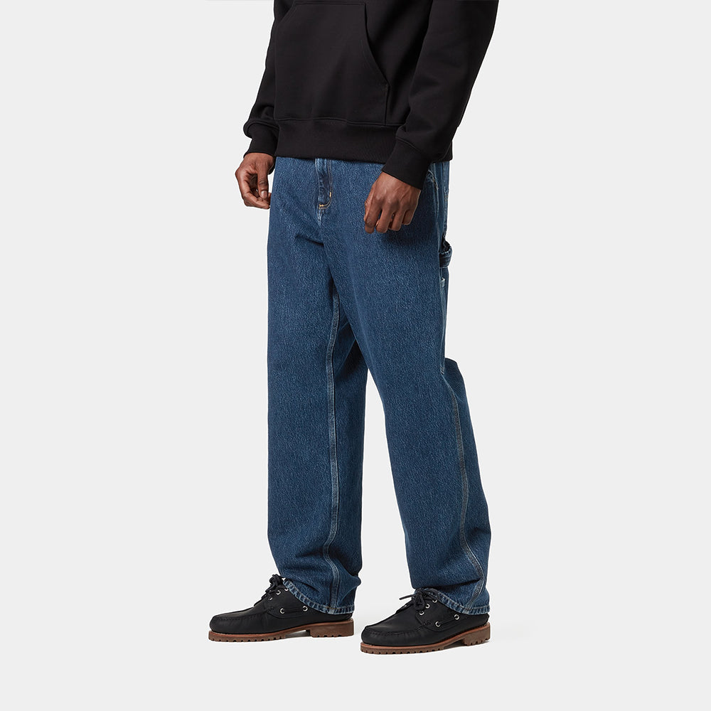 "Carhartt Single Knee Pant in Blau (Stone Washed), I032024_01_06, carhartt jeans aus Baumwoll-Denim, klassische Arbeitshose, leichter Used-Look."