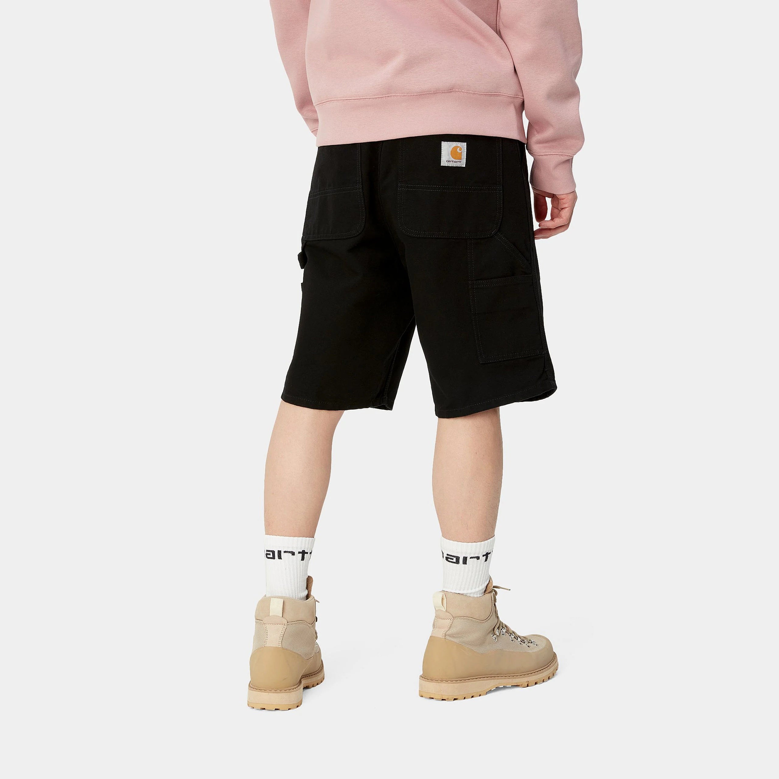“Schwarze (rinsed) Carhartt WIP Single Knee Short. Robuste Baumwoll-Twill-Shorts mit lockerer Passform, Werkzeugtaschen, Hammerschlaufe und gewebtem Carhartt WIP Square Label.“