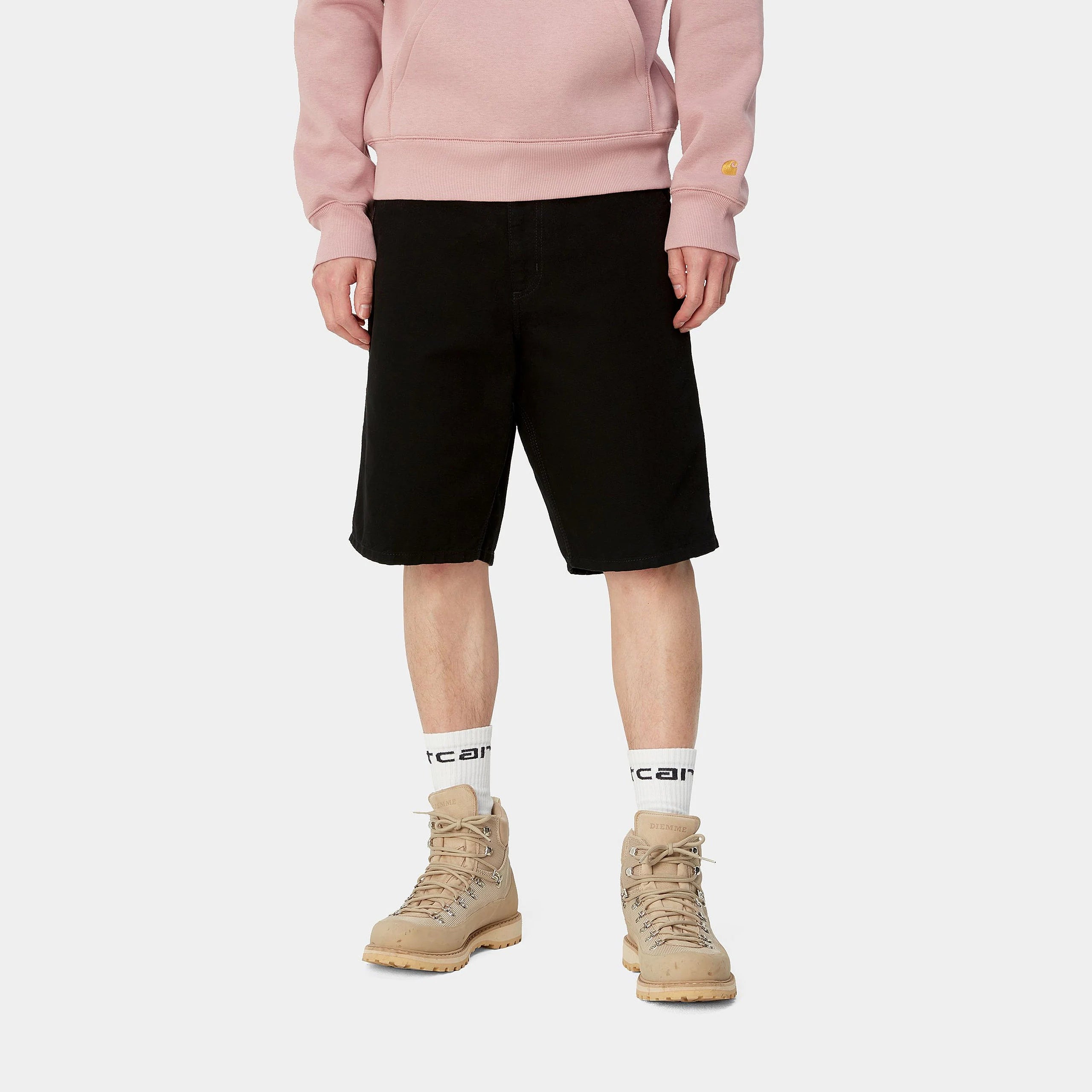 “Schwarze (rinsed) Carhartt WIP Single Knee Short. Robuste Baumwoll-Twill-Shorts mit lockerer Passform, Werkzeugtaschen, Hammerschlaufe und gewebtem Carhartt WIP Square Label.“