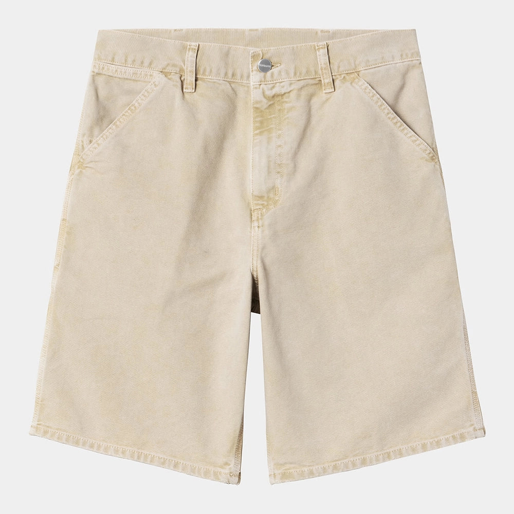 “Braune ("Dusty H Brown chalk wash") Carhartt WIP Single Knee Short. Robuste Shorts aus Baumwoll-Twill mit verwaschenem Look, Hammerschlaufe und gewebtem Square Label.“