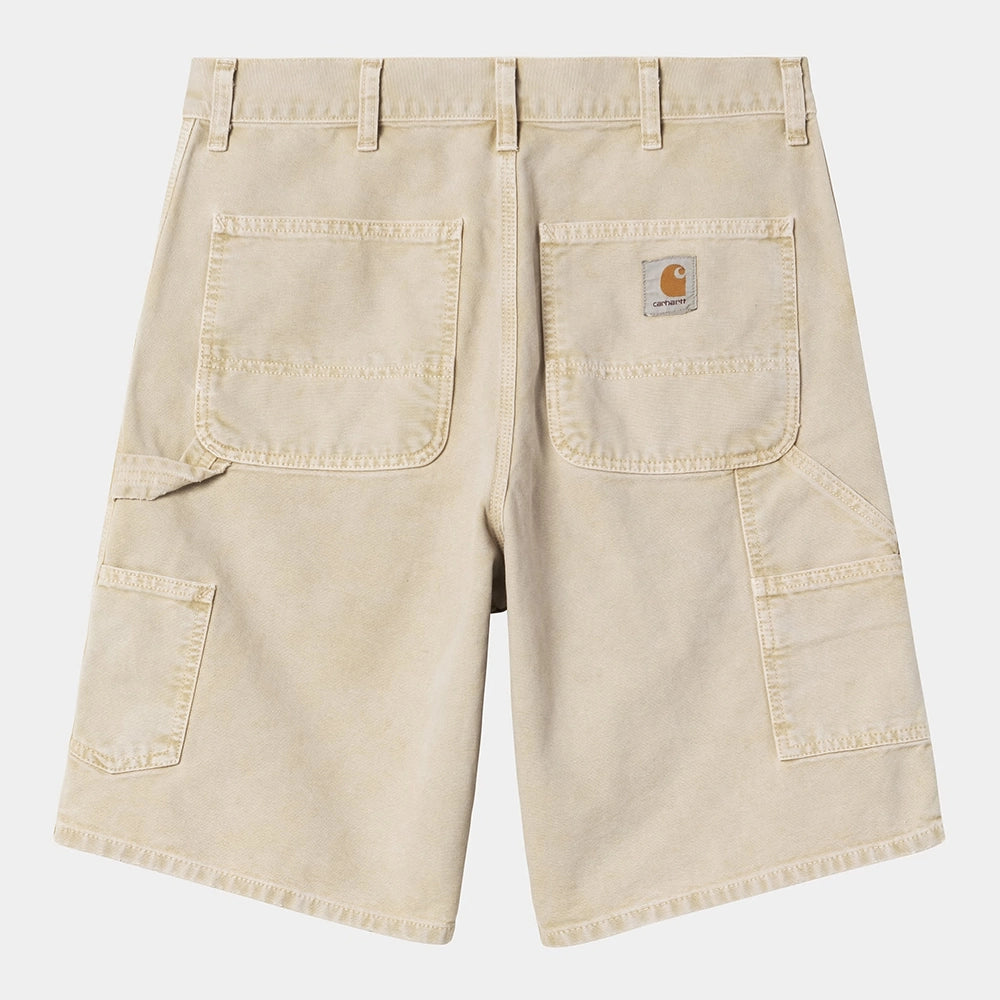 “Braune ("Dusty H Brown chalk wash") Carhartt WIP Single Knee Short. Robuste Shorts aus Baumwoll-Twill mit verwaschenem Look, Hammerschlaufe und gewebtem Square Label.“