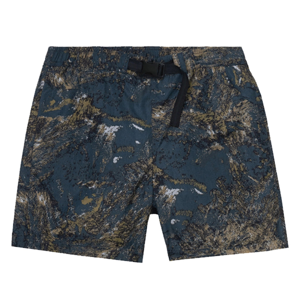 “Grünfarbene Carhartt WIP Terra Short mit Satellitenprint ("Deep Lagoon"). Leichte Shorts aus schnelltrocknendem Polyester. Elastischer Bund, Seitentaschen und gewebtes Carhartt WIP Square Label.“
