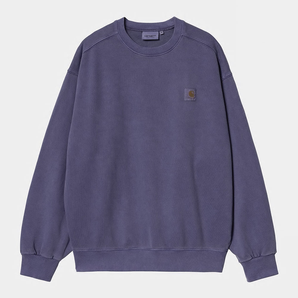 “Lila farbenes („Aura“) Carhartt WIP Vista Sweatshirt. Herren-Sweatshirt aus schwerem, stückgefärbtem Baumwolljersey. Kastenförmige, lockere Passform mit geripptem Rundhalsausschnitt, Bündchen und Saum. Kleines, farblich passendes Carhartt "C"-Logo auf der Brust. Robuster, bequemer Style.“