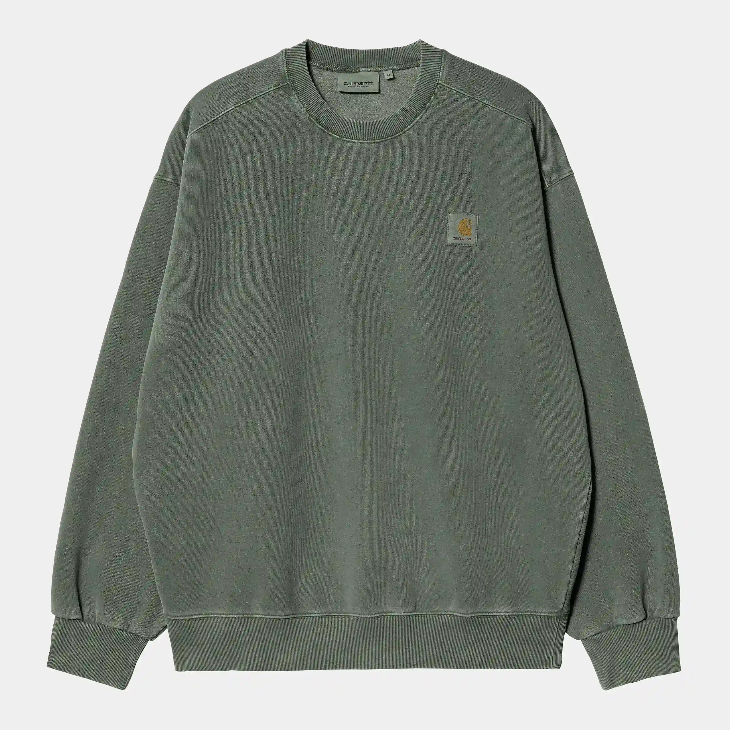 “Dunkelgrün farbenes („Boxwood“) Carhartt WIP Vista Sweatshirt. Herren-Sweatshirt aus schwerem, stückgefärbtem Baumwolljersey. Kastenförmige, lockere Passform mit geripptem Rundhalsausschnitt, Bündchen und Saum. Kleines, farblich passendes Carhartt "C"-Logo auf der Brust. Robuster, bequemer Style.“