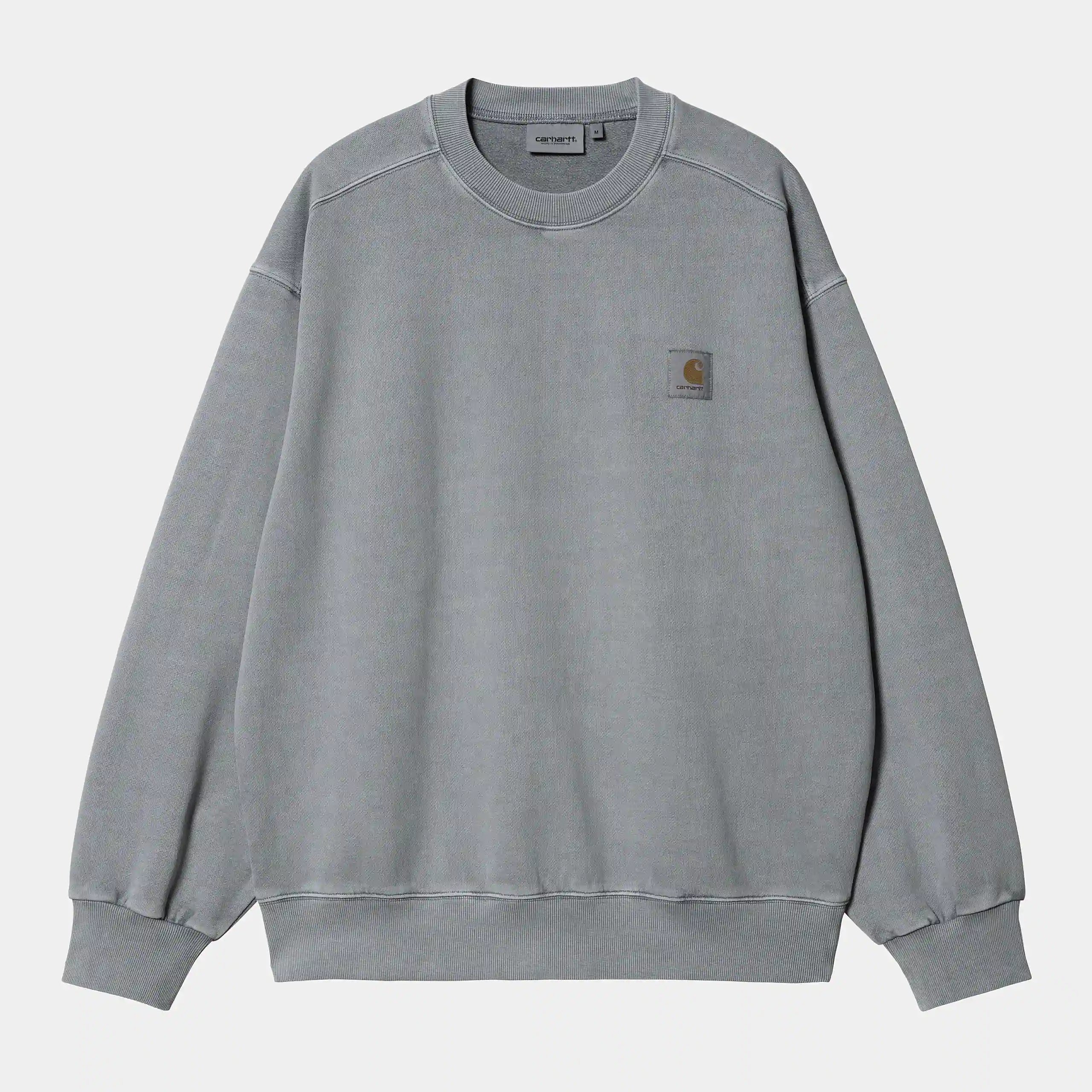 “Grau farbenes („Mirror“) Carhartt WIP Vista Sweatshirt. Herren-Sweatshirt aus schwerem, stückgefärbtem Baumwolljersey. Kastenförmige, lockere Passform mit geripptem Rundhalsausschnitt, Bündchen und Saum. Kleines, farblich passendes Carhartt "C"-Logo auf der Brust. Robuster, bequemer Style.“