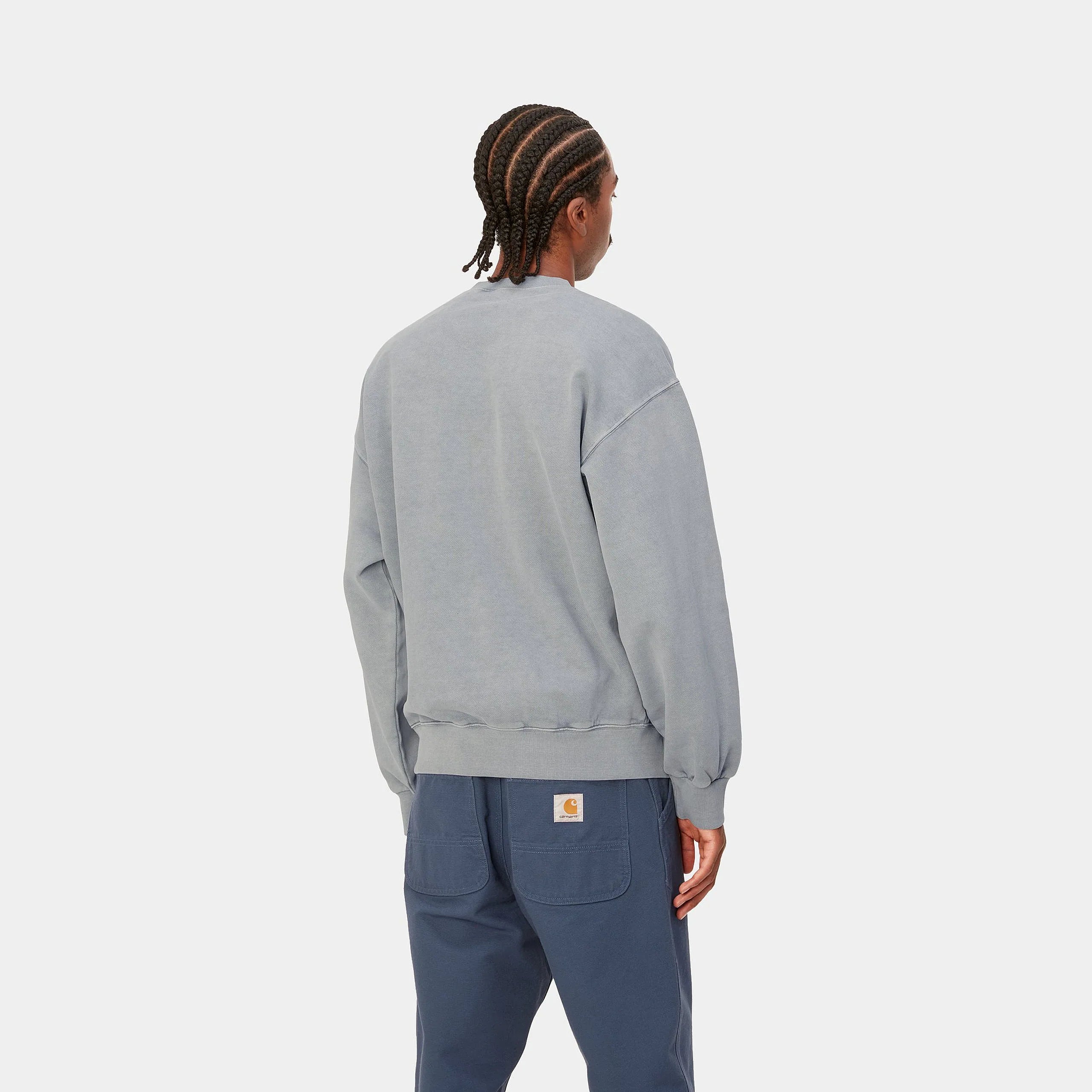 “Grau farbenes („Mirror“) Carhartt WIP Vista Sweatshirt. Herren-Sweatshirt aus schwerem, stückgefärbtem Baumwolljersey. Kastenförmige, lockere Passform mit geripptem Rundhalsausschnitt, Bündchen und Saum. Kleines, farblich passendes Carhartt "C"-Logo auf der Brust. Robuster, bequemer Style.“