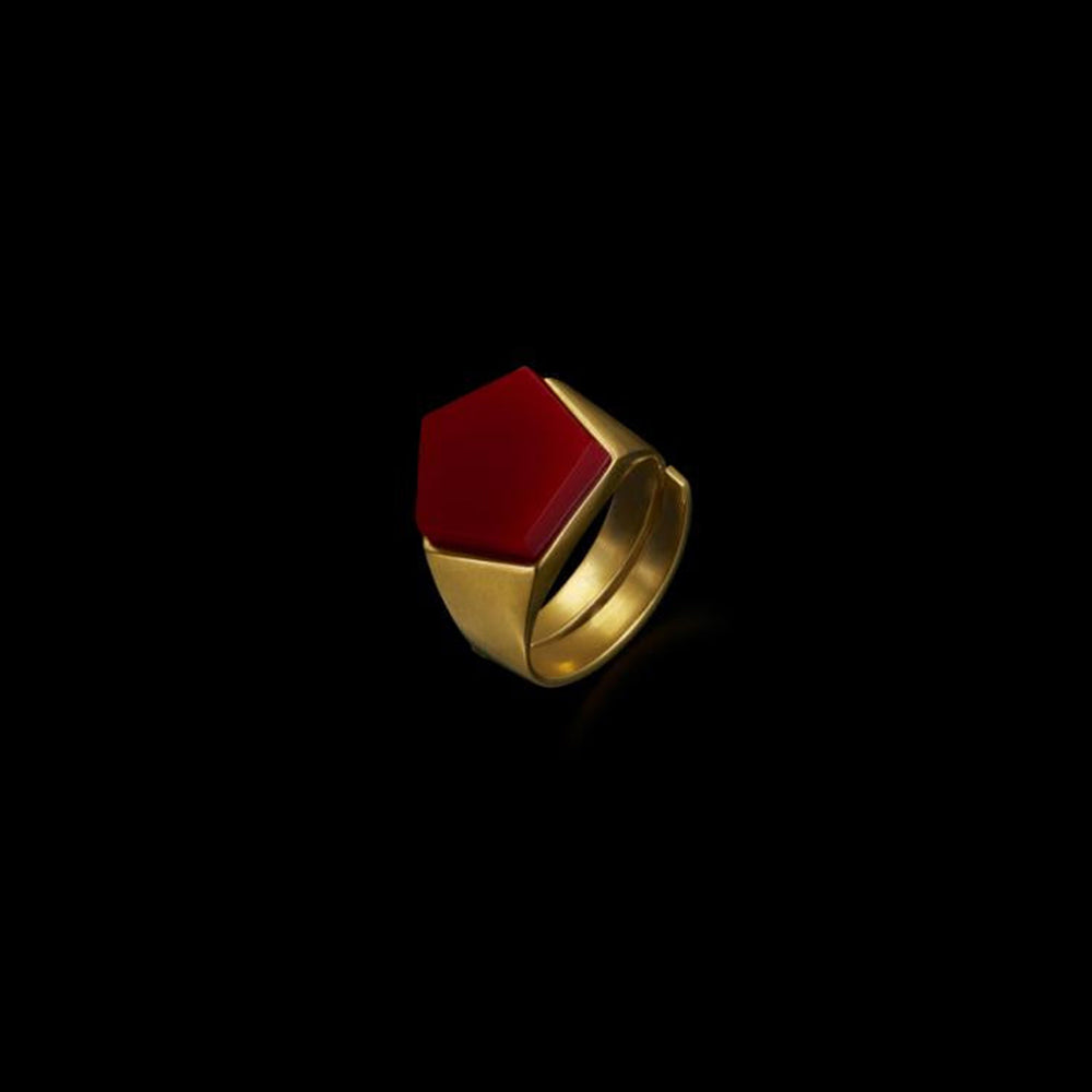"Jonathan Johnson Ring Pentagon Rainbow, Gold/Bordeaux, Messing goldplattiert, fünfeckiger Ring mit pinkfarbenem Einsatz."