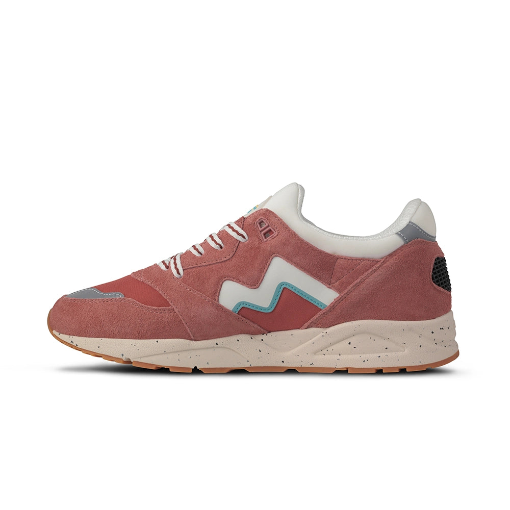 “Karhu Aria 95 Sneaker Herren (Flower Pack) in Light Mahogany (Rose / Weiß) aus Wildleder mit weißer Zwischensohle bei Stickabush.“