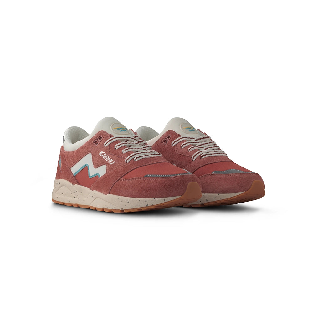 “Karhu Aria 95 Sneaker Herren (Flower Pack) in Light Mahogany (Rose / Weiß) aus Wildleder mit weißer Zwischensohle bei Stickabush.“