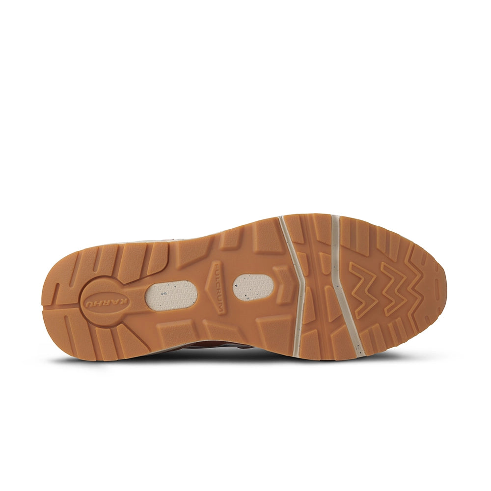“Karhu Aria 95 Sneaker Herren (Flower Pack) in Light Mahogany (Rose / Weiß) aus Wildleder mit weißer Zwischensohle bei Stickabush.“