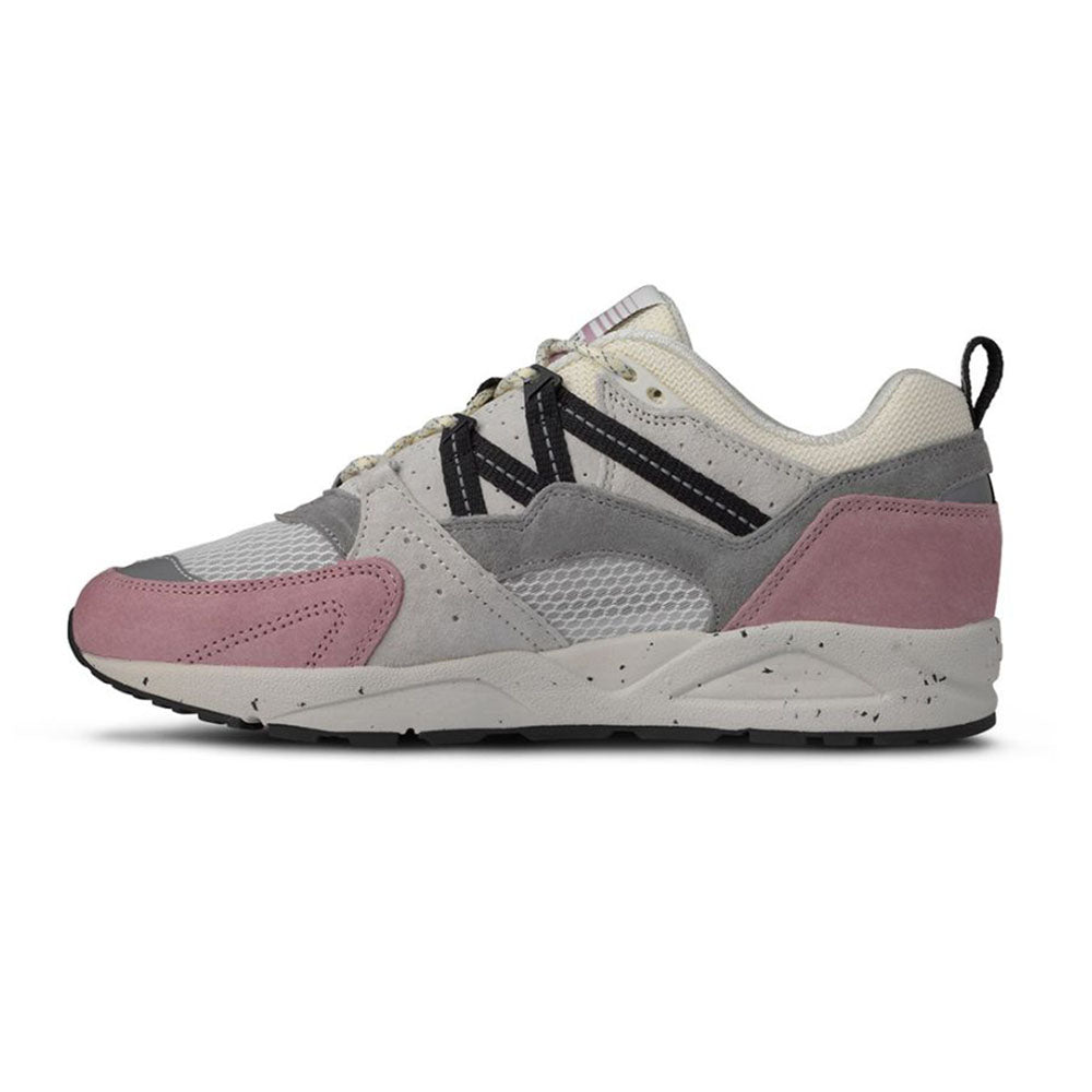"Karhu Fusion 2.0, Lilas/Jet Black, Mesh/Wildleder, sportlicher Sneaker in Lila und Schwarz mit farbigen Akzenten."