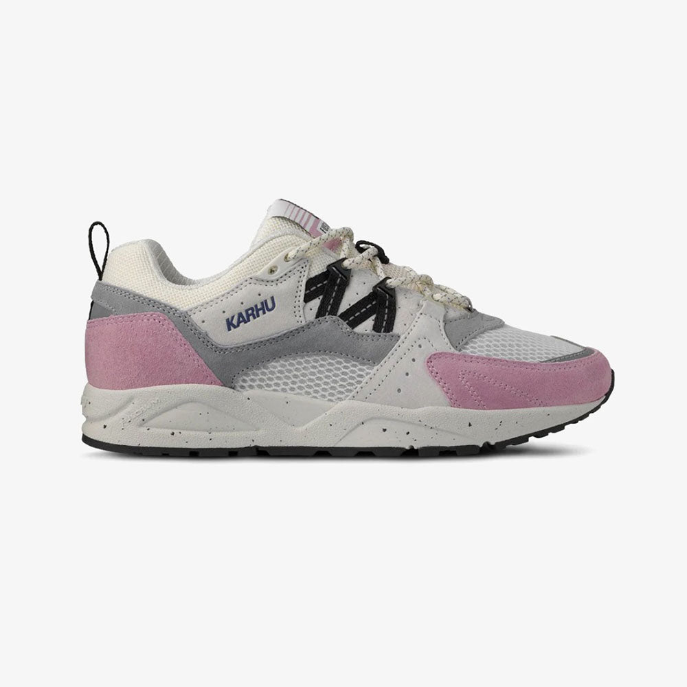 "Karhu Fusion 2.0, Lilas/Jet Black, Mesh/Wildleder, sportlicher Sneaker in Lila und Schwarz mit farbigen Akzenten."