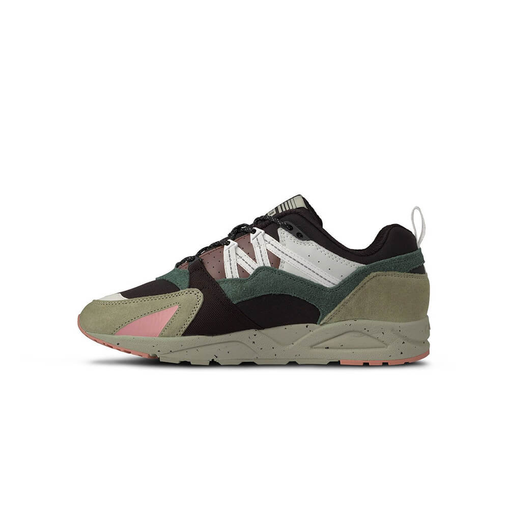 “Karhu Fusion 2.0 "Mystic Forest" Pack in Abbey Stone / Bright White, aus Wildleder und Mesh, mit markanten Overlays und Retro-Design, hier als Sonderedition.“