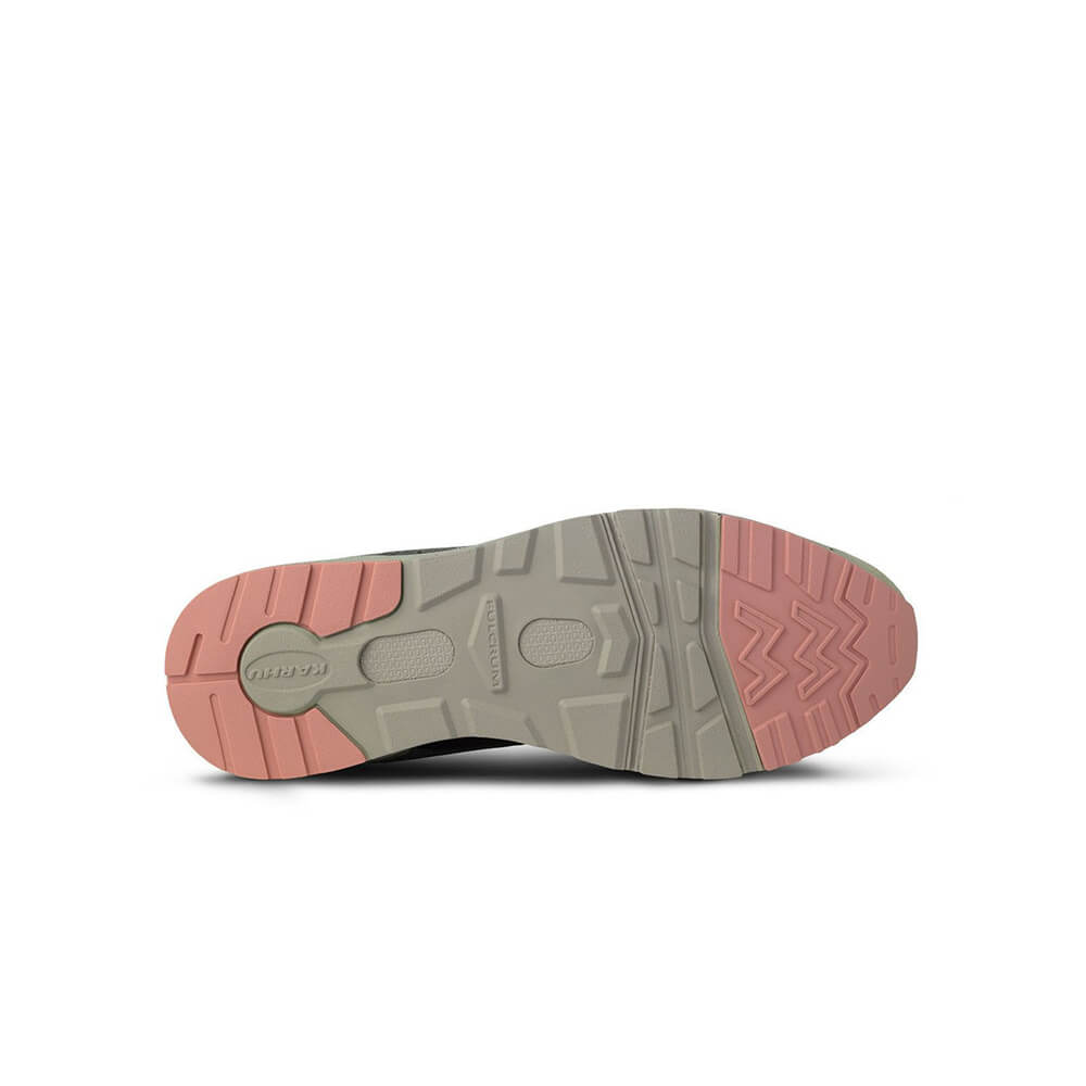 “Karhu Fusion 2.0 "Mystic Forest" Pack in Abbey Stone / Bright White, aus Wildleder und Mesh, mit markanten Overlays und Retro-Design, hier als Sonderedition.“