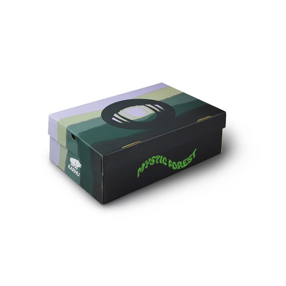 “Karhu Fusion 2.0 "Mystic Forest" Pack in Abbey Stone / Bright White, aus Wildleder und Mesh, mit markanten Overlays und Retro-Design, hier als Sonderedition.“