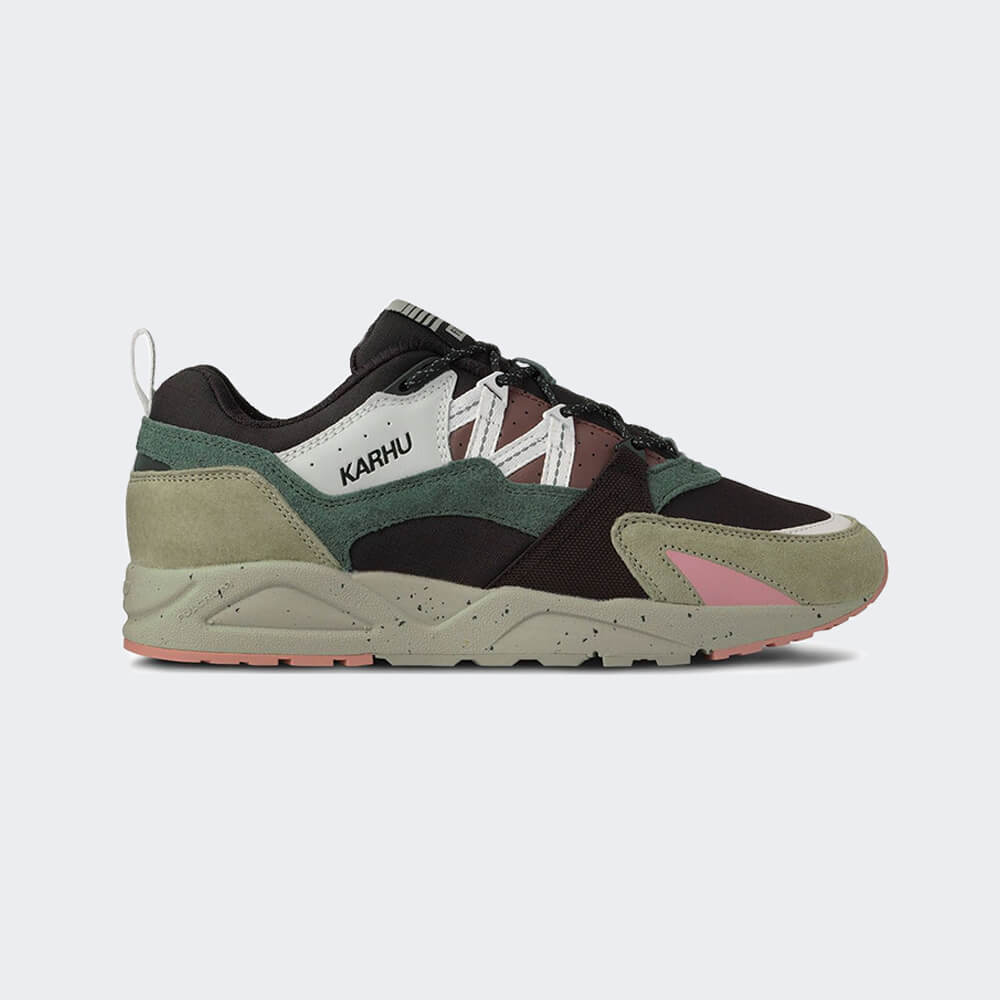 “Karhu Fusion 2.0 "Mystic Forest" Pack in Abbey Stone / Bright White, aus Wildleder und Mesh, mit markanten Overlays und Retro-Design, hier als Sonderedition.“