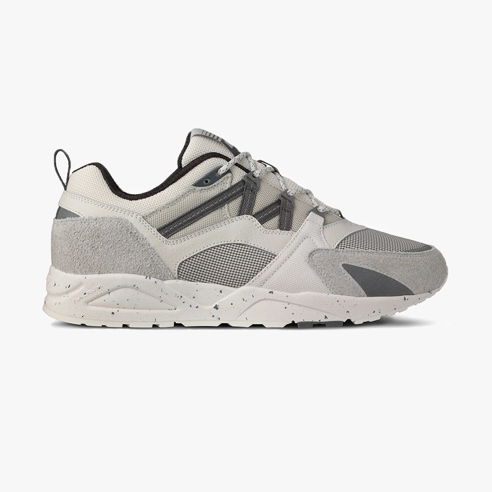 "Karhu Fusion 2.0 Sneaker für Herren in Foggy Dew / Turbulence (Grau / Weiss) mit markanten Rundschnürsenkeln und M-Logo bei Stickabush Berlin."