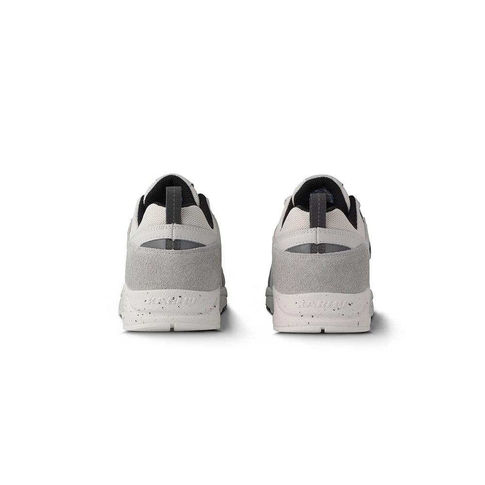 "Karhu Fusion 2.0 Sneaker für Herren in Foggy Dew / Turbulence (Grau / Weiss) mit markanten Rundschnürsenkeln und M-Logo bei Stickabush Berlin."