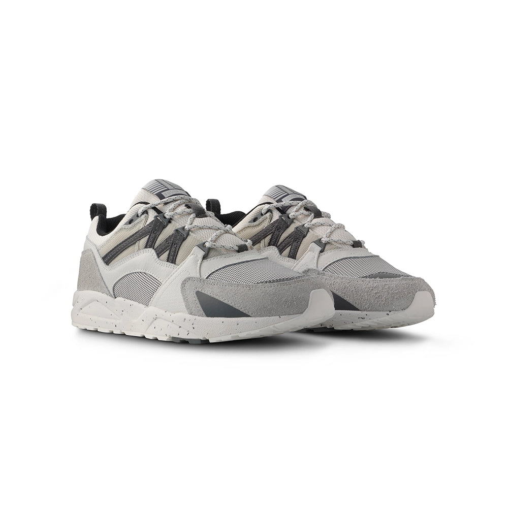 "Karhu Fusion 2.0 Sneaker für Herren in Foggy Dew / Turbulence (Grau / Weiss) mit markanten Rundschnürsenkeln und M-Logo bei Stickabush Berlin."