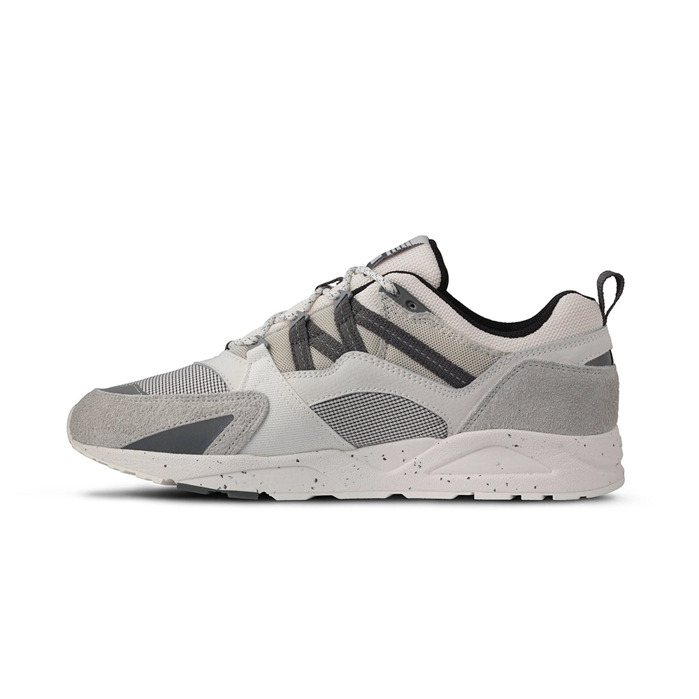 "Karhu Fusion 2.0 Sneaker für Herren in Foggy Dew / Turbulence (Grau / Weiss) mit markanten Rundschnürsenkeln und M-Logo bei Stickabush Berlin."