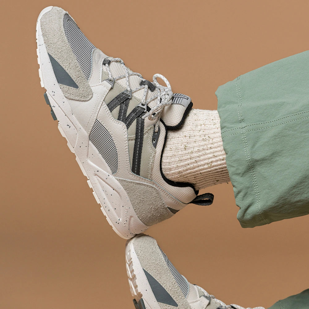 "Karhu Fusion 2.0 Sneaker für Herren in Foggy Dew / Turbulence (Grau / Weiss) mit markanten Rundschnürsenkeln und M-Logo bei Stickabush Berlin."