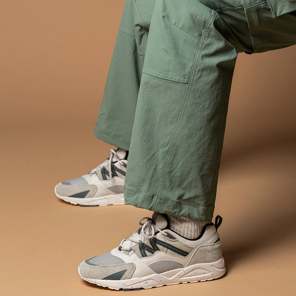 "Karhu Fusion 2.0 Sneaker für Herren in Foggy Dew / Turbulence (Grau / Weiss) mit markanten Rundschnürsenkeln und M-Logo bei Stickabush Berlin."