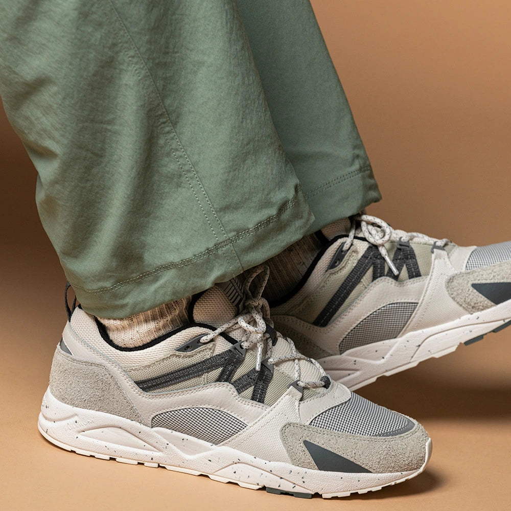 "Karhu Fusion 2.0 Sneaker für Herren in Foggy Dew / Turbulence (Grau / Weiss) mit markanten Rundschnürsenkeln und M-Logo bei Stickabush Berlin."
