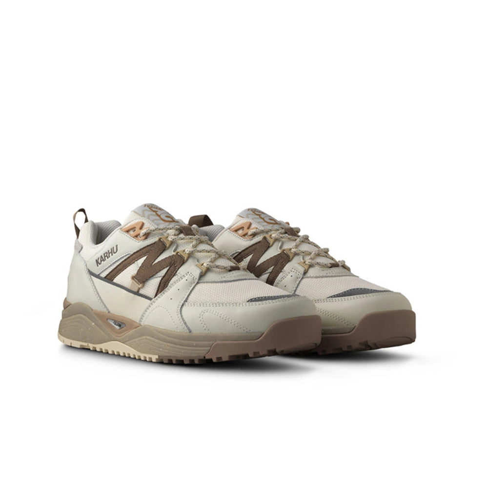 Karhu Fusion XC Trail Sneaker in Lily White und Pine Bark Frontansicht Style-ID F830023 bei STICKABUSH Berlin