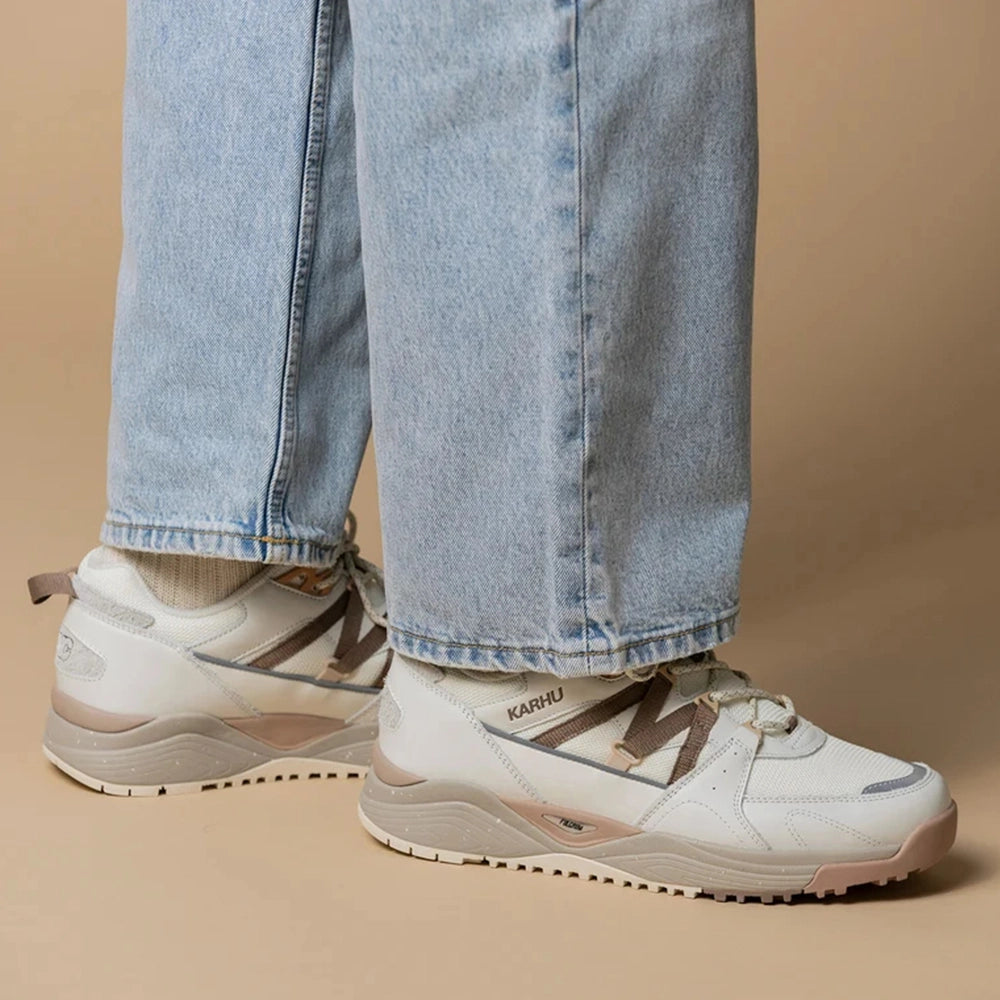 Karhu Fusion XC Trail Sneaker in Lily White und Pine Bark Onfeet Style-ID F830023 bei STICKABUSH Berlin