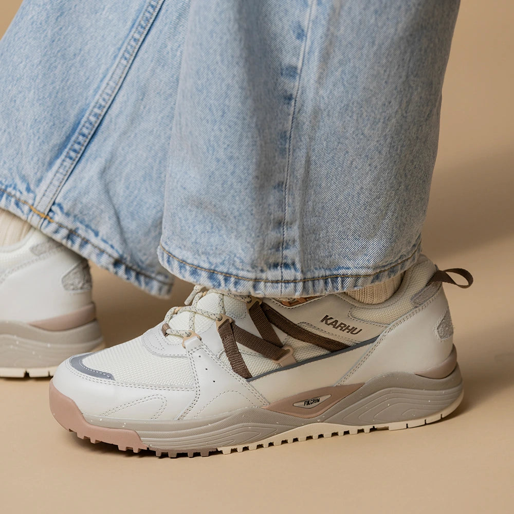 Karhu Fusion XC Trail Sneaker in Lily White und Pine Bark Onfeet Style-ID F830023 bei STICKABUSH Berlin
