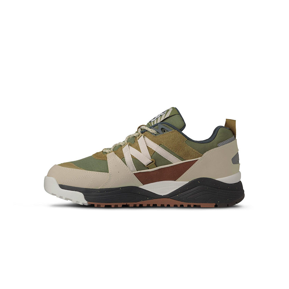 "Karhu Fusion XC in Whitecap Grey, Wildleder/Synthetik, robuster Sneaker in verschiedenen Grautönen mit Outdoor-Elementen."
