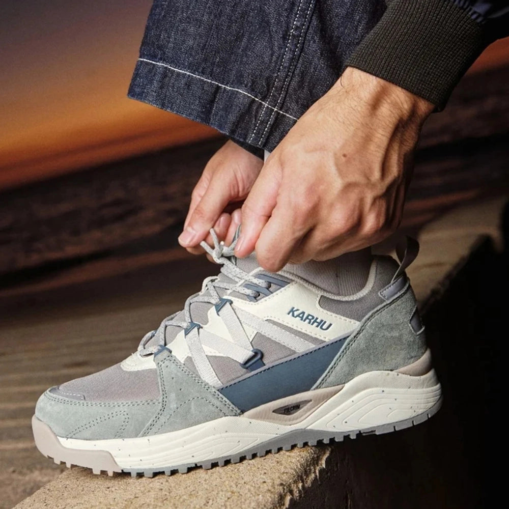 Karhu Fusion XC trail sneaker in Wrought Iron und Dawn Blue Onfeet am Model style-ID F830026 bei STICKABUSH Berlin