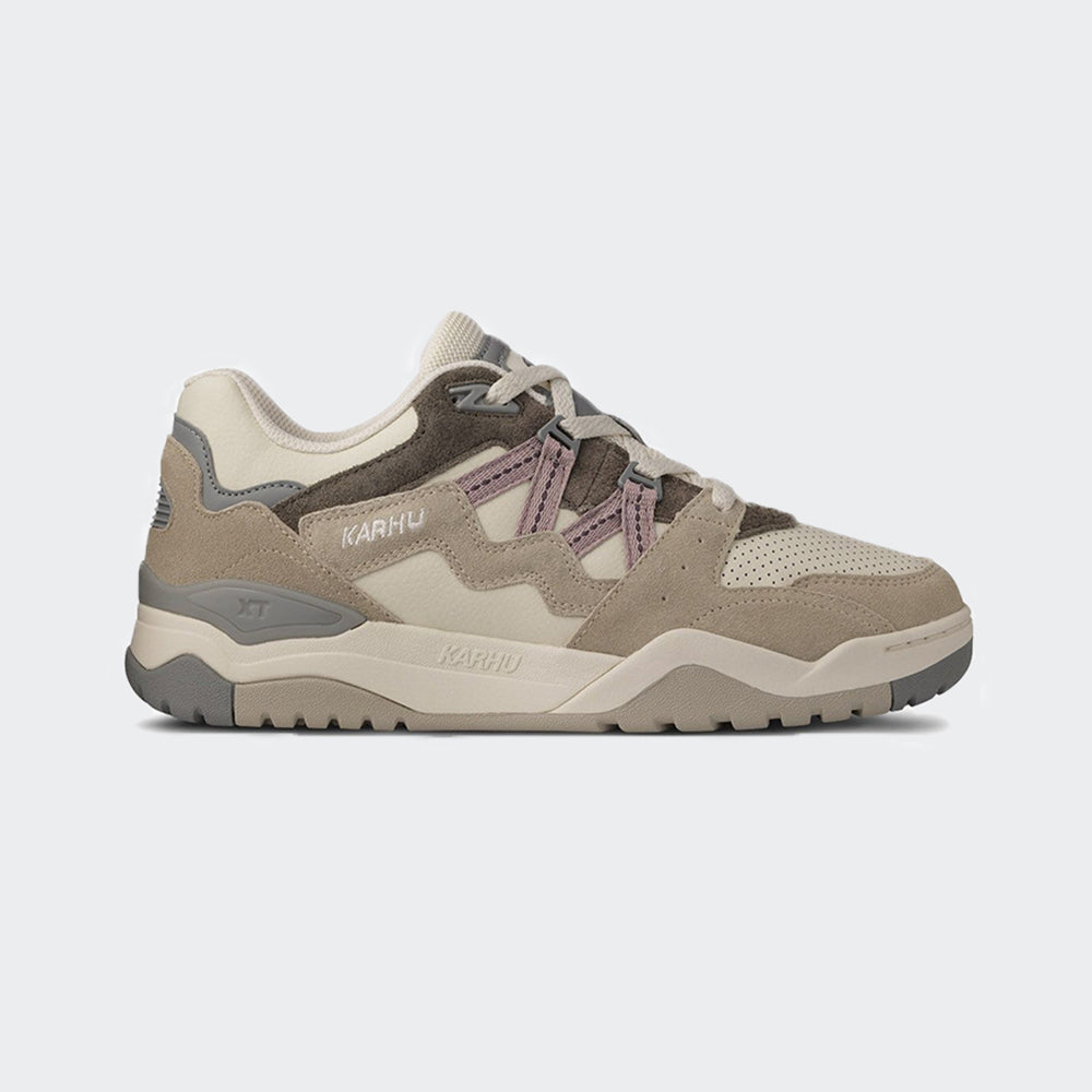 "Karhu Fusion XT in Artic Wolf/Quali, Wildleder/Synthetik, sportlicher Sneaker in Grau- und Blautönen mit farbigen Akzenten."