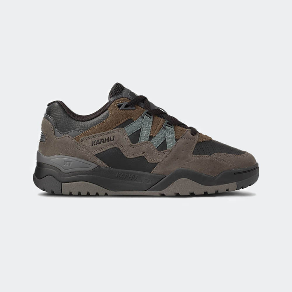 "Karhu Fusion XT in Schwarz/Laurel Wreath, Wildleder/Synthetik, sportlicher Sneaker in Schwarz mit braunen und grauen Akzenten."