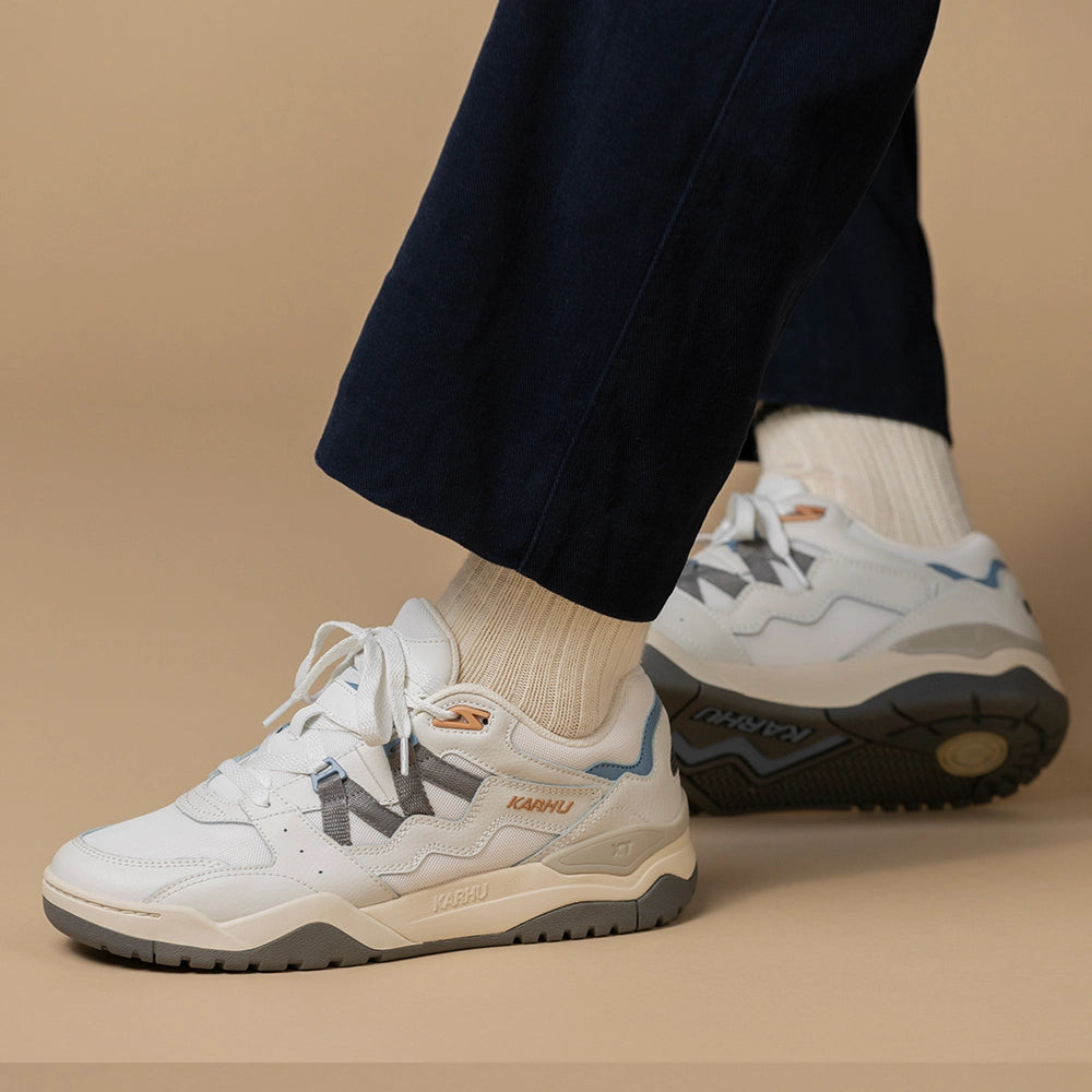 Karhu Fusion XT Blanc De Blanc Hematite F850023 Sneaker Ansicht onfeet – STICKABUSH Store Berlin-Kreuzberg