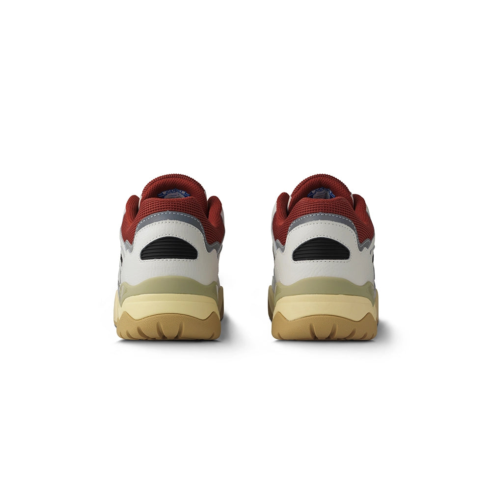 “Weiß-grüne Karhu Fusion XT Herren Sneaker (Blanc de Blanc / Pineneedle) aus Leder und Mesh mit gummierten Overlays bei Stickabush.“