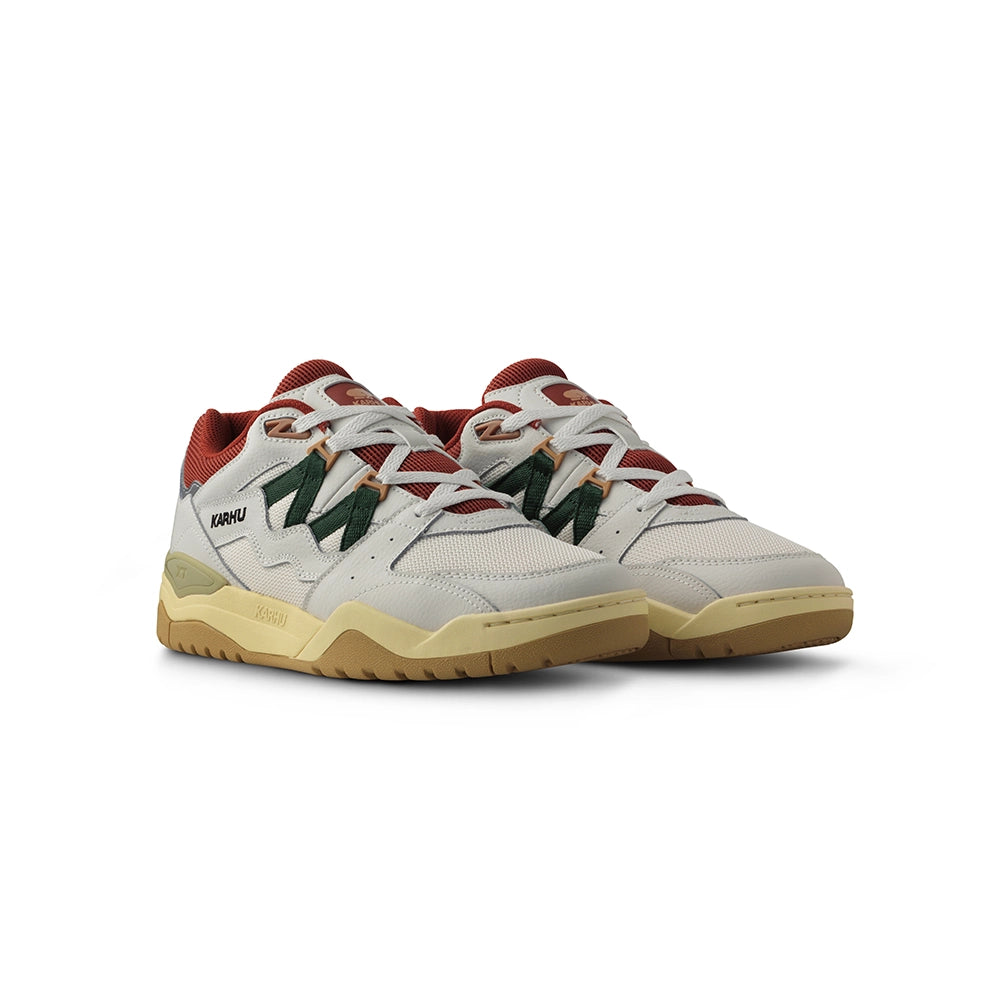 “Weiß-grüne Karhu Fusion XT Herren Sneaker (Blanc de Blanc / Pineneedle) aus Leder und Mesh mit gummierten Overlays bei Stickabush.“