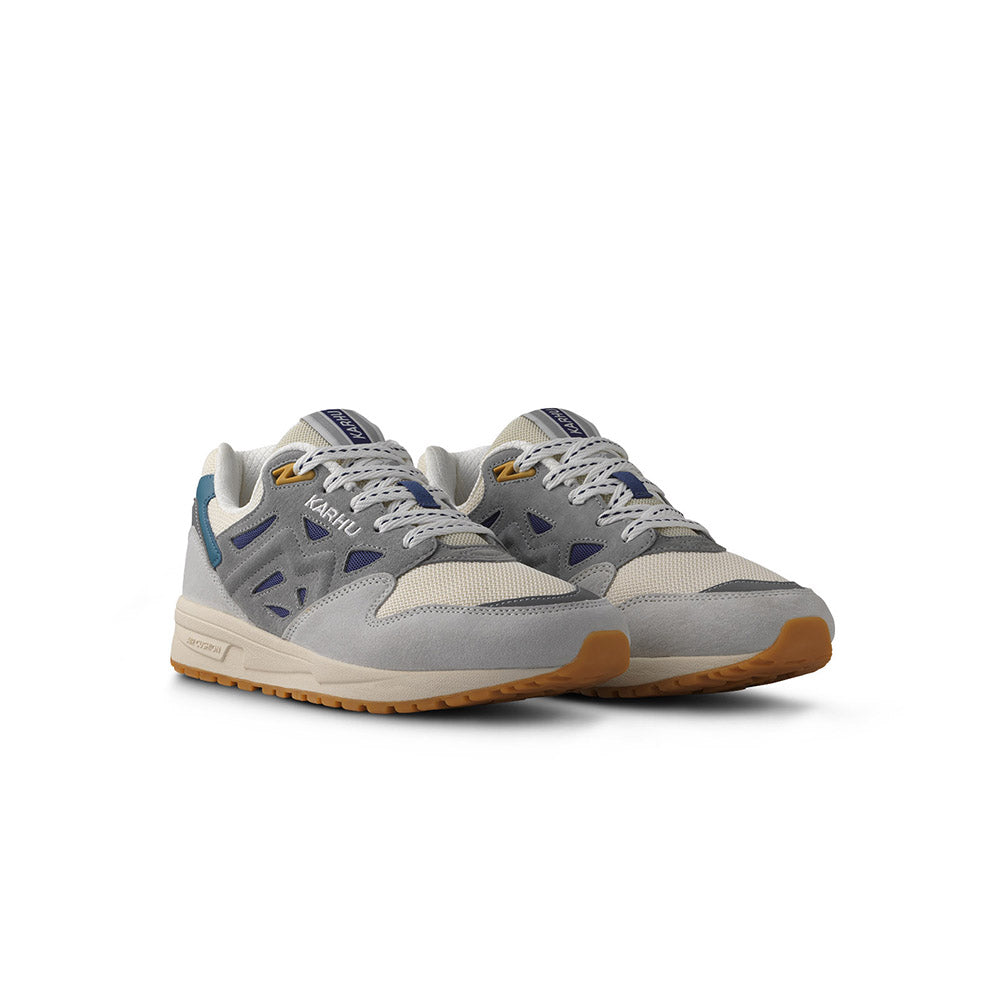 "Karhu Legacy 96 Sneaker in Foggy Dew/Skipper Blue, F806080, Wildleder und Mesh, Retro-Design, hellgrau mit blauen Akzenten."