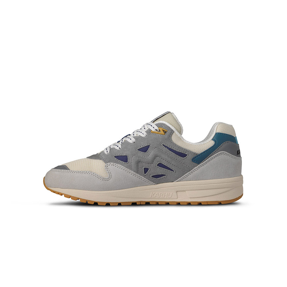"Karhu Legacy 96 Sneaker in Foggy Dew/Skipper Blue, F806080, Wildleder und Mesh, Retro-Design, hellgrau mit blauen Akzenten."