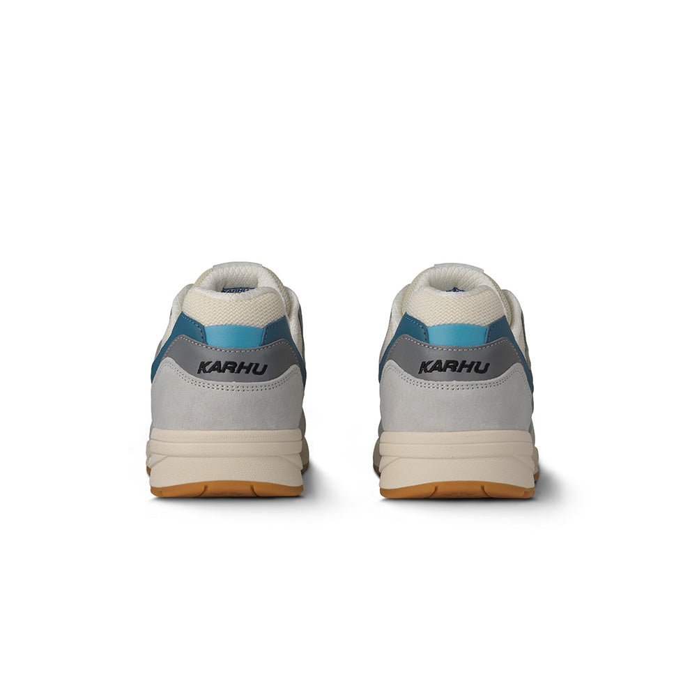 "Karhu Legacy 96 Sneaker in Foggy Dew/Skipper Blue, F806080, Wildleder und Mesh, Retro-Design, hellgrau mit blauen Akzenten."