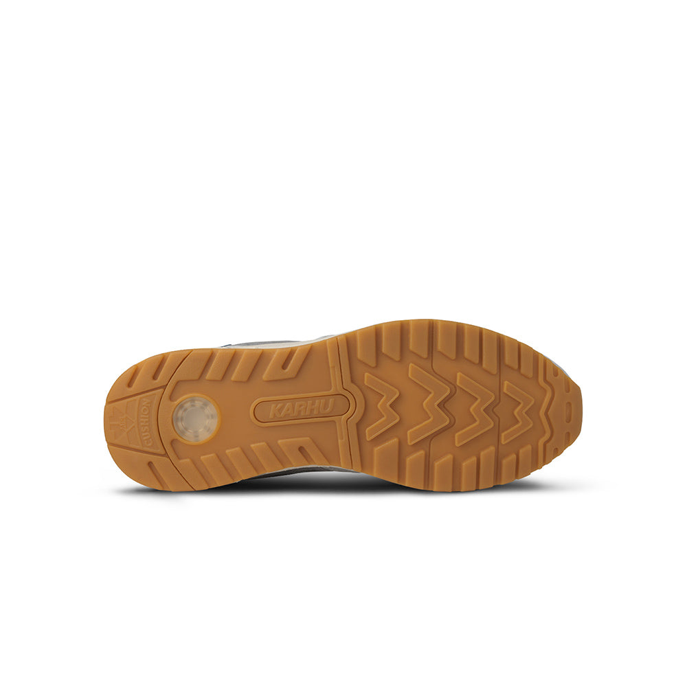 "Karhu Legacy 96 Sneaker in Foggy Dew/Skipper Blue, F806080, Wildleder und Mesh, Retro-Design, hellgrau mit blauen Akzenten."