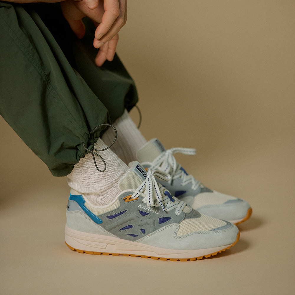 "Karhu Legacy 96 Sneaker in Foggy Dew/Skipper Blue, F806080, Wildleder und Mesh, Retro-Design, hellgrau mit blauen Akzenten."