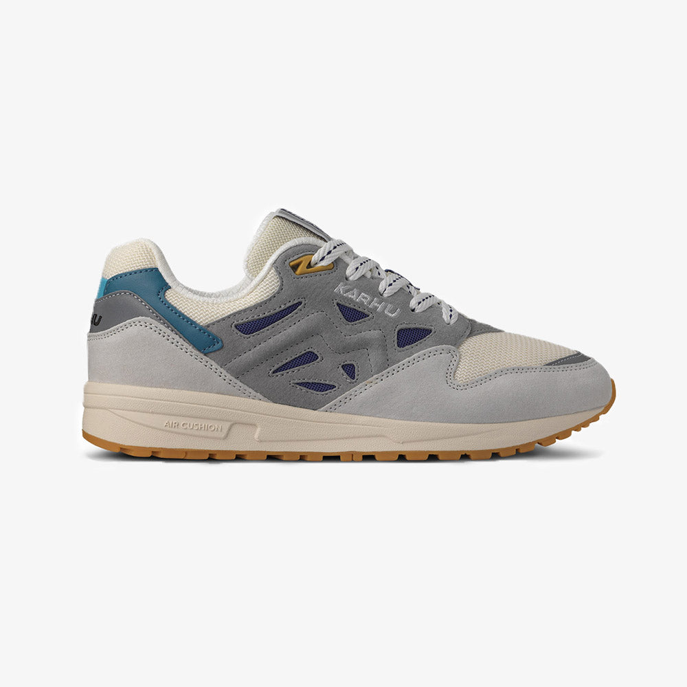 "Karhu Legacy 96 Sneaker in Foggy Dew/Skipper Blue, F806080, Wildleder und Mesh, Retro-Design, hellgrau mit blauen Akzenten."