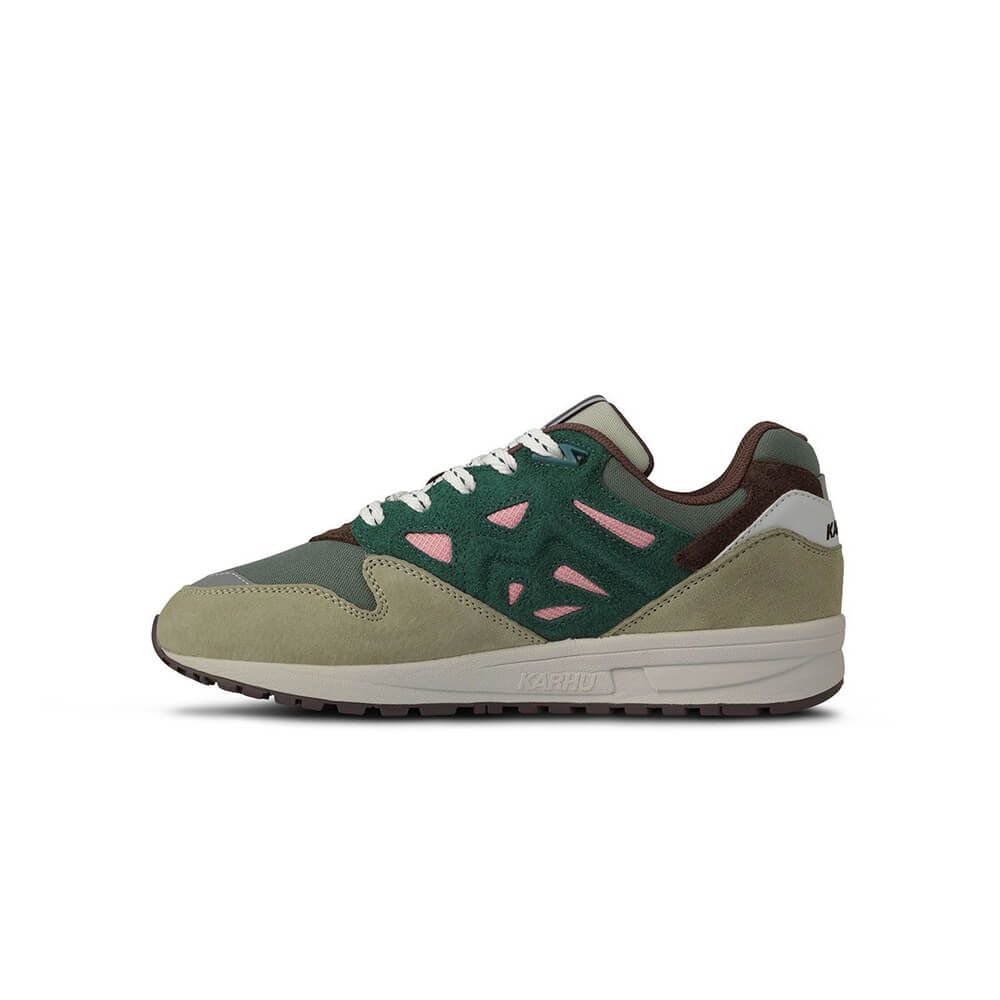 "Karhu Legacy 96 'Mystic Forest', Abbey Stone/Rain Forest, Wildleder/Synthetik, Retro-Sneaker in Grün- und Brauntönen mit farbigen Details."